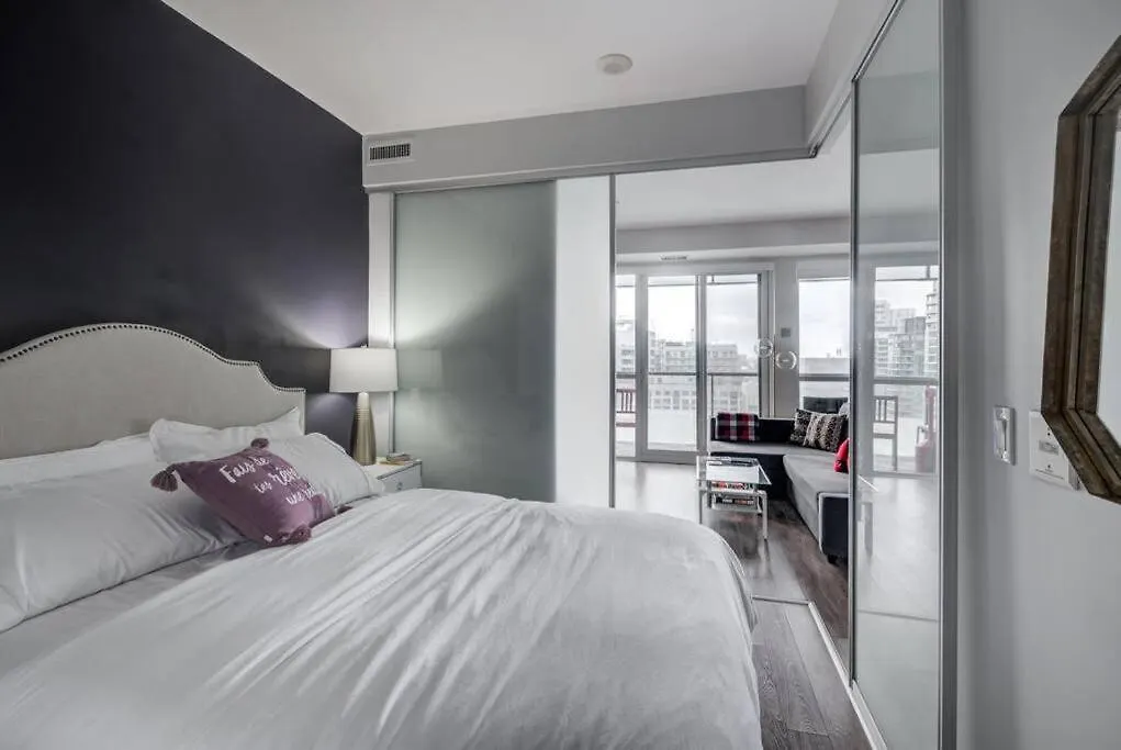Cn Lovers Toronto Apartment